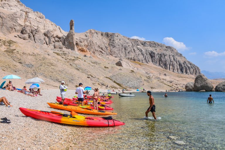 In kayak intorno alle scogliere, alle grotte e alle rocce dell’isola di Pag