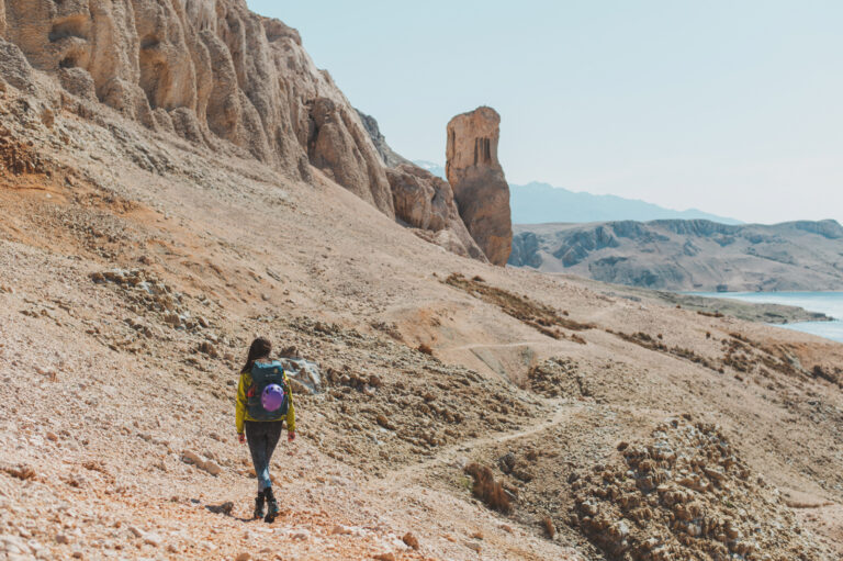 Trekking attraverso il paesaggio lunare