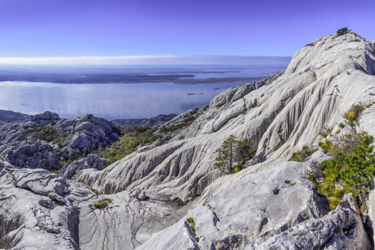 Stazama rijeka i visina